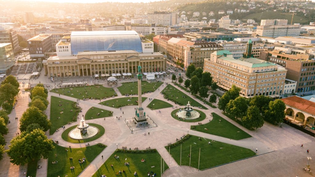 Blick von oben auf den Schlossplatz in Stuttgart
