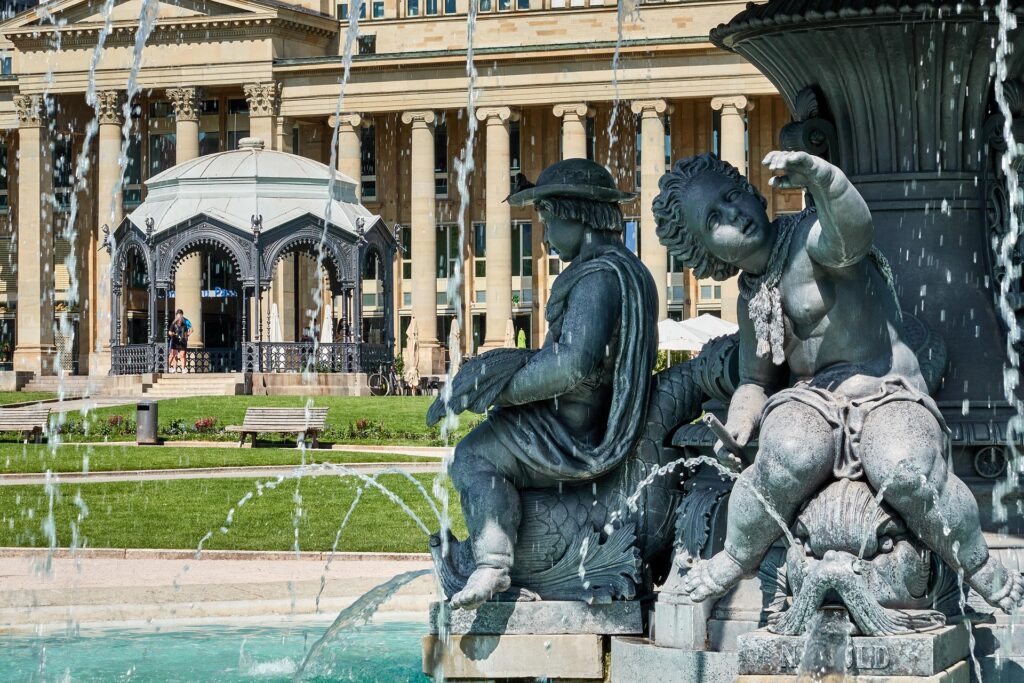 Blick von oben auf den Schlossplatz in Stuttgart