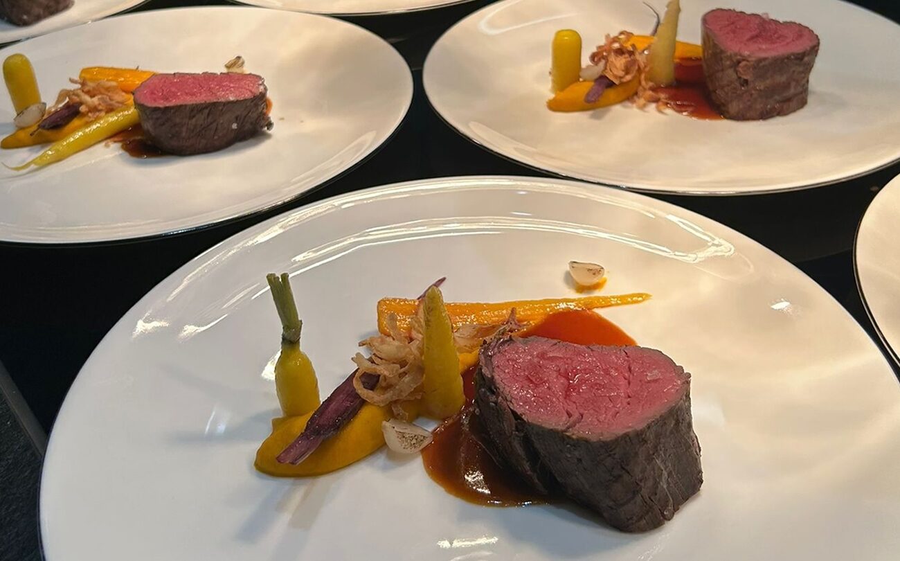Rinderfilet serviert mit Möhrenpüree und Sauce auf weißem Teller