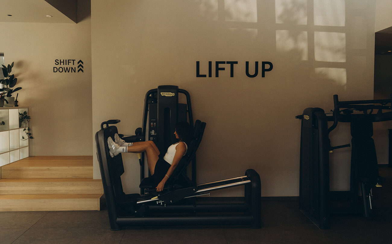 Frau trainiert an der Beinpresse im Fitnessstudio des Hotels nahe Stuttgart