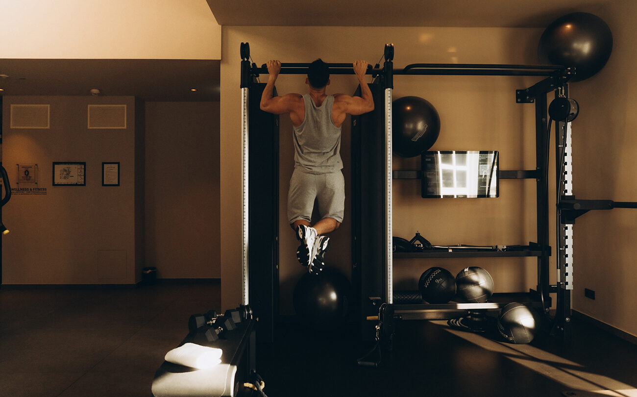 Mann trainiert Klimmzüge im Fitnesstudio im Hotel nahe Stuttgart