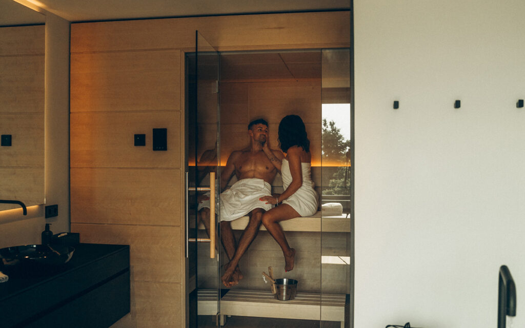 Pärchen entspannt in der Sauna im Private Spa nahe Stuttgart